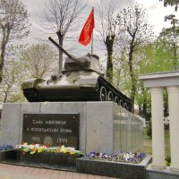 Танк-памятник Великой Отечественной войны в Симферополе :: Елена (ЛенаРа)