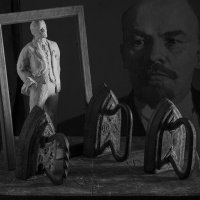 Ленин перед чугунными утюгами :: zan zibovsky