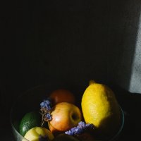Тарелка фруктов и цветов :: Анна Малышева