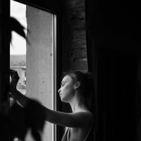 Девушка у окна :: Nina Aleksandrova