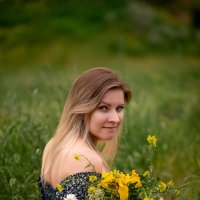 Девушка с букетом полевых цветов. :: Юлия Кравченко