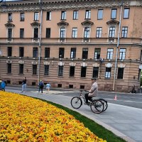 Велосипедист на Исаакиевской площади. :: Ольга 