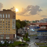 Закат в городе :: Александр Синдерёв