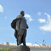 Памятник генералу армии И.Д. Черняховскому :: Татьяна 