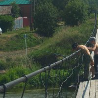 Рыбаки на висячем мосту. :: Михаил Полыгалов