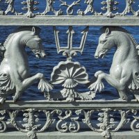 Морские коньки-гиппокампы украшают  решётки-парапеты Благовещенского моста :: Стальбаум Юрий 