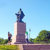 Девушка с зелёными волосами у памятника Петру Первому. :: Лия ☼