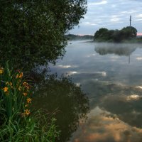 Встречая рассвет на реке. :: Владимир Безбородов