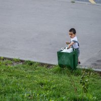 Приучить с детства выбрасывать мусор в урну :: Валерий Иванович