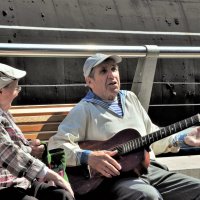Старый моряк исполняет свои песни.... :: Анатолий Колосов
