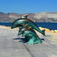 Новороссийск. Скульптура "Дельфины". :: Пётр Чернега