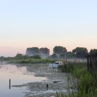 Река Теза. Утренний пейзаж с лодкой. :: Сергей Пиголкин