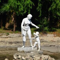 Гагра. Скульптура "Купающаяся женщина с ребёнком". :: Пётр Чернега