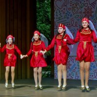 ...  армянский танец  на сцене городского парка.. :: galalog galalog