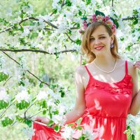 Портрет на фоне цветущей вишни :: Евгений Терехин