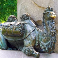 У основания памятника Пржевальскому лежит двугорбый верблюд. :: Валерий Новиков