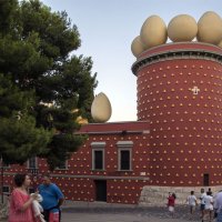 Круглая башня театра-музея Дали :: Александр Рябчиков