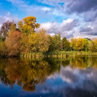 Осенний день на озере :: Сергей Кочнев