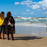 Мама с дочей приехали зимой в Израиль на море :: Дмитрий Садов
