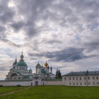 У стен монастыря :: Сергей Цветков