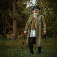Дедушка на прогулке :: Виктор Седов