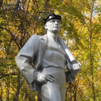 Статуя шахтёра в Дегтярске. :: Иван Обожин
