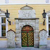 Портал и дверь Дома Черноголовых в Таллине :: Liudmila LLF