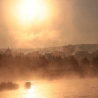 Туманное, огромное, какое-то инопланетное солнце поднималось над горизонтом... :: Наталья 