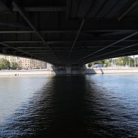 Под Крымским мостом. :: Лютый Дровосек