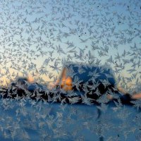 Декабрь,...Морозные узоры на стекле окна дачного домика! :: Владимир 