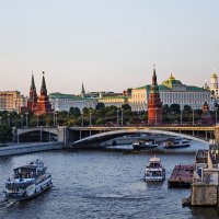 Вид на Кремль с Патриаршего моста. :: Сергей Фомичев