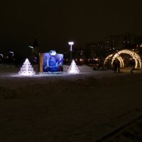 Новогоднее оформление у метро "Алма-Атинская" :: Сергей Антонов