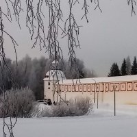 Вдоль монастырской стены :: Сергей Кочнев