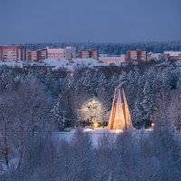 Морозное синее безмолвие над Ухтой (Коми). И только Вечный Огонь как теплый очаг :: Николай Зиновьев