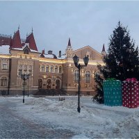 Ёлка новогодняя ещё радует горожан! :: Нина Андронова