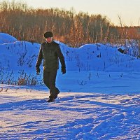 Морозное утро февраля красит нежным светом снег, пса и человека у реки! :: Владимир 