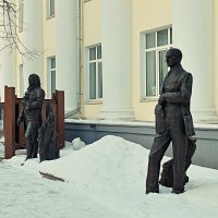 У входа две скульптуры композиторов. :: Татьяна Помогалова