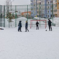 Малыши на горке, постарше на футбол :: Валерий Иванович