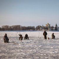 Зимняя рыбалка на фоне Ипатьевского монастыря :: Тимур Кострома ФотоНиКто Пакельщиков