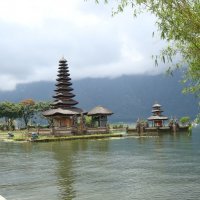 Храм, озеро Братан, Бали :: svk *