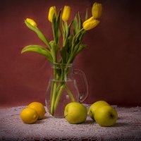 Тюльпаны с фруктами :: Людмила Павловна Крышковец