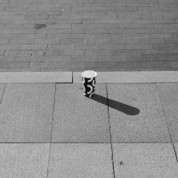 Пустой стакан на тратуаре отбрасывающий тень :: Денис Безногов