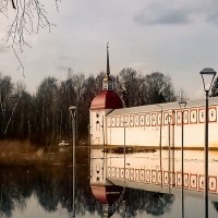 Вода возле стен монастыря :: Сергей Кочнев