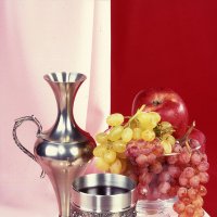 Натюрморт с вином и виноградом :: Ольга Бекетова