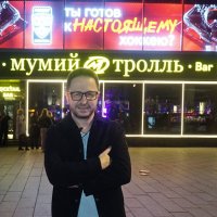 Брендон Стоун около бара Мумий Тролль :: Саша Бабаев