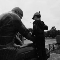 Мальчик и памятник :: Larisa Kuznetsova