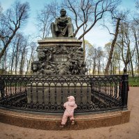 У памятника Ивана Андреевича Крылова в Летнем саду :: Магомед .