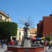 Памятник индейскому мужчине исполняющему танец Кончерос, Керетаро, Мексика. :: unix (Илья Утропов)