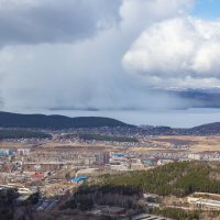 Ильменский хребет. Апрель. Миасс, Машгородок. Снежная туча над озером Тургояк. :: Алексей Трухин