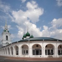 Красные ряды (Гостиный двор) и церковь Спаса в Рядах в Костроме :: Andrey Lomakin